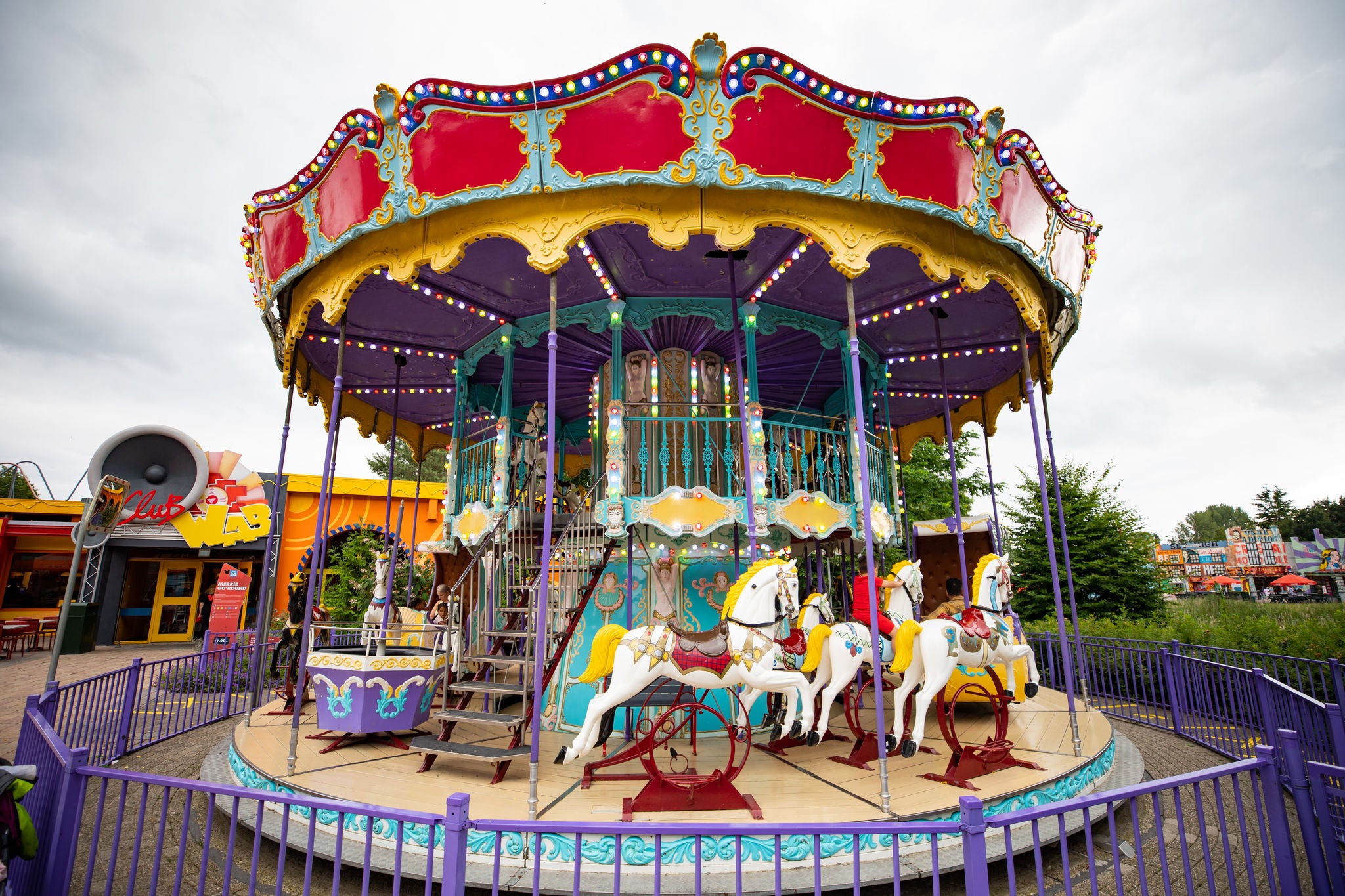 Draai je ook een rondje mee op deze klassieke draaimolen in Walibi Holland?